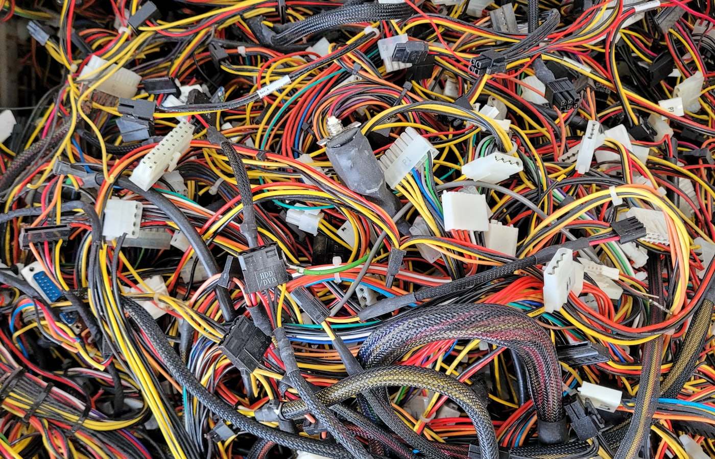 Tangled mess of wires representing a website structure Google cannot crawl